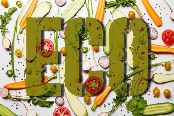Vista superior de verduras frescas en rodajas y pimienta negra sobre fondo blanco con ilustración ecológica - foto de stock