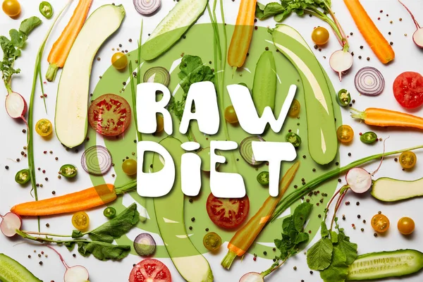 Ansicht von frischem, in Scheiben geschnittenem Gemüse und schwarzem Pfeffer auf weißem Hintergrund mit roher Diät-Illustration — Stockfoto