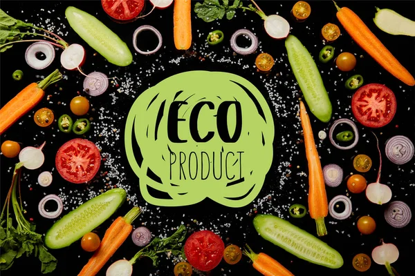 Vista superior de fatias de legumes frescos com sal com ilustração eco produto isolado em preto — Fotografia de Stock