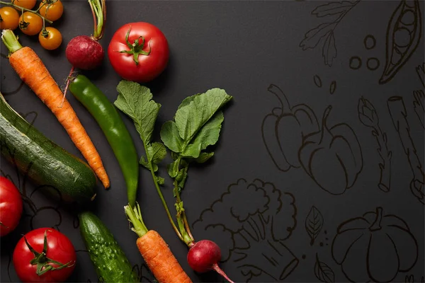 Вид сверху на сырые вкусные овощи с зелеными листьями на черном фоне с иллюстрацией — стоковое фото