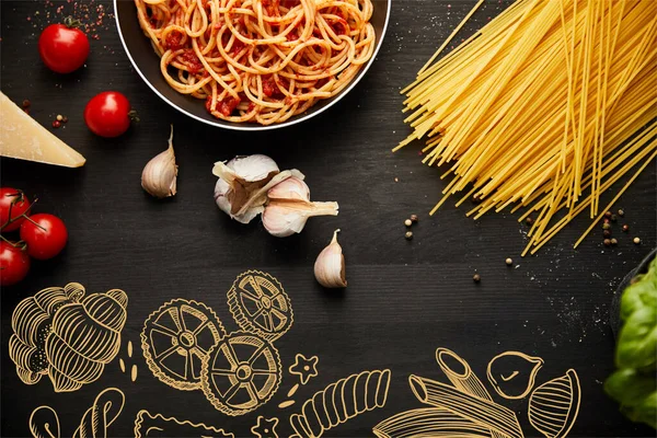 Draufsicht auf leckere Bolognese-Pasta in Pfanne auf schwarzem Hintergrund mit frischen Zutaten, Lebensmittelillustration — Stockfoto