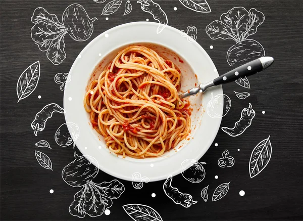 Vista superior de saborosa massa de bolonhesa com molho de tomate em placa branca sobre fundo de madeira preta, ilustração de alimentos — Fotografia de Stock