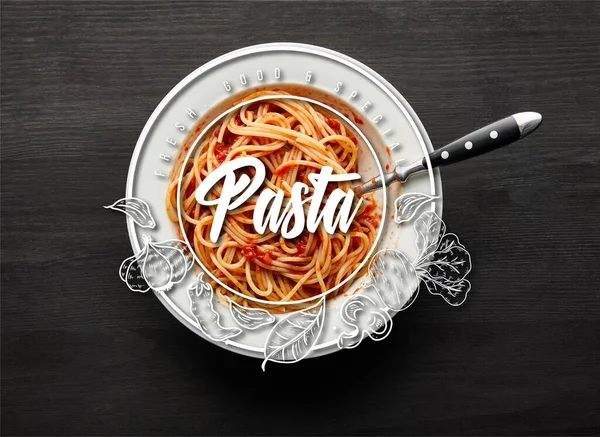 Vista superior de saborosa massa de bolonhesa com molho de tomate em placa branca sobre fundo de madeira preta, ilustração de massas — Fotografia de Stock