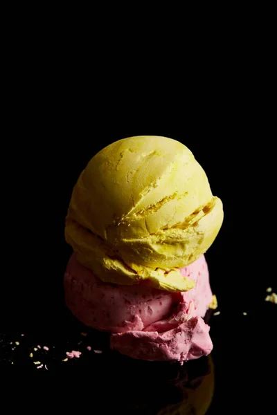 Délicieuses boules de crème glacée citron, fraise sur noir — Photo de stock