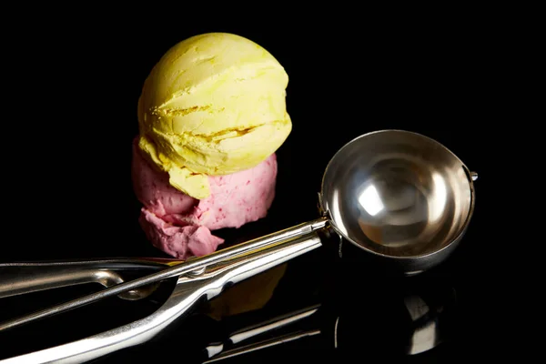 Смачні лимонні, полуничні морозивні кульки з лопатою на чорному — стокове фото