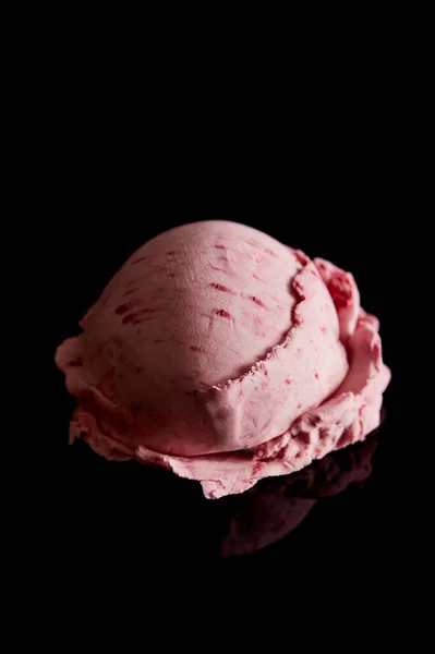 Delicioso helado de fresa rosa aislado en negro - foto de stock