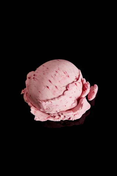 Leckeres rosa Erdbeereis isoliert auf schwarz — Stockfoto