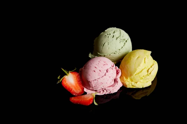 Deliciosas bolas de sorvete de limão, morango e hortelã isoladas em preto — Fotografia de Stock