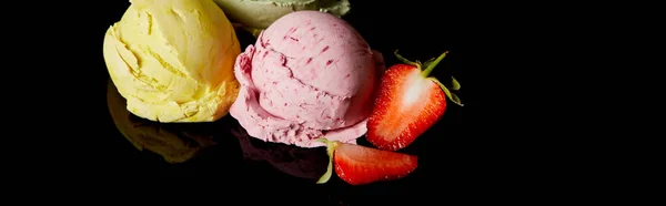 Délicieuses boules de crème glacée citron, fraise et menthe isolées sur fond noir, orientation panoramique — Photo de stock