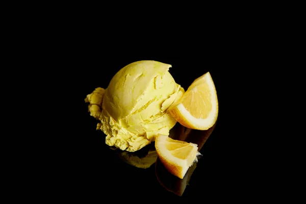 Fraîche délicieuse crème glacée au citron isolé sur noir — Photo de stock