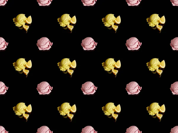 Deliciosas bolas de helado de limón y fresa aisladas en negro, patrón sin costuras - foto de stock