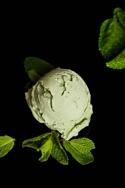 Fresco delicioso sorvete de hortelã verde com folhas isoladas em preto — Fotografia de Stock