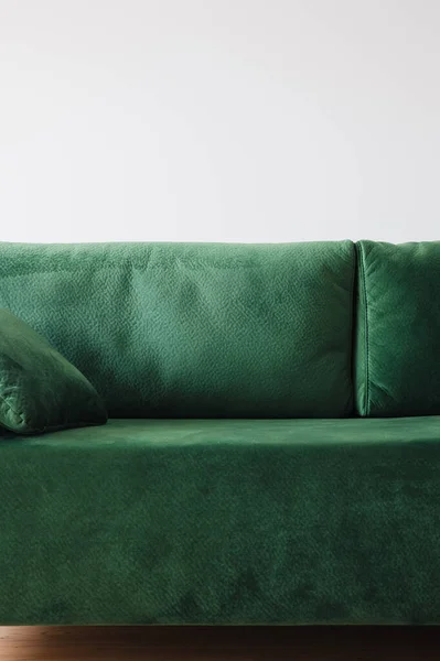 Вид на современный зеленый диван с подушкой в комнате — стоковое фото