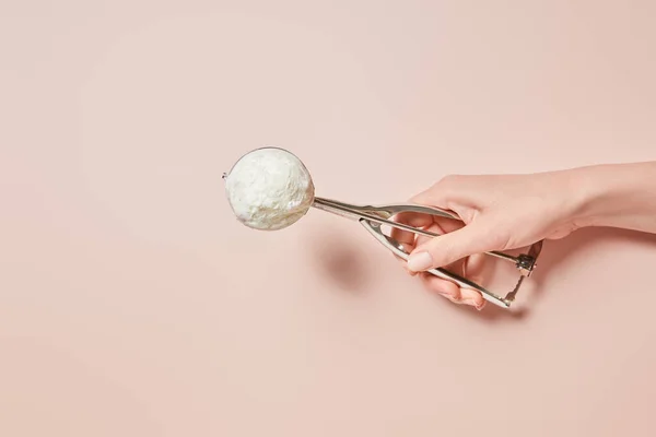 Vista cortada da mulher segurando bola de sorvete saborosa fresca em colher no fundo rosa — Fotografia de Stock