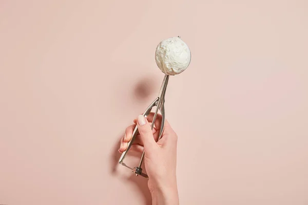 Vue recadrée de la femme tenant boule de crème glacée savoureuse fraîche en cuillère sur fond rose — Photo de stock