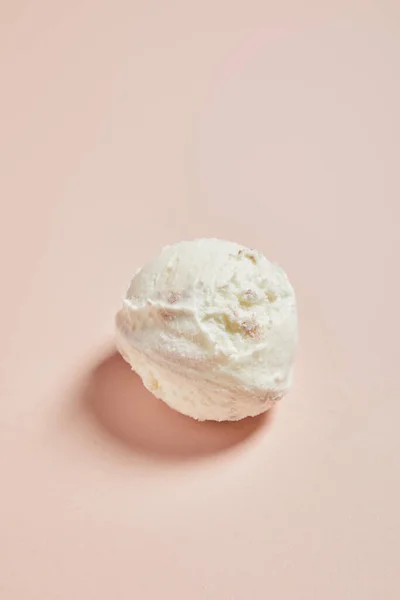 Vista superior de la bola de helado fresco y sabroso sobre fondo rosa - foto de stock