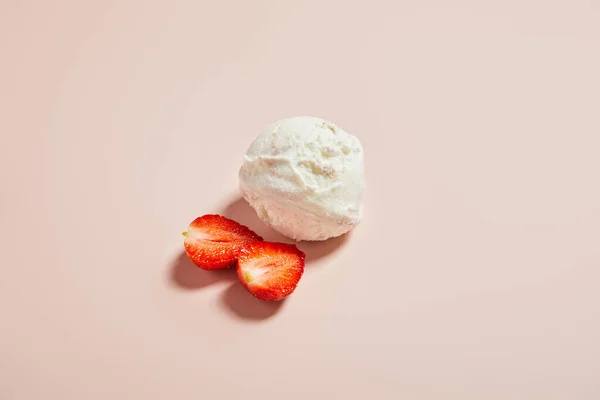 Draufsicht auf frische leckere Eiskugel mit Erdbeere auf rosa Hintergrund — Stockfoto