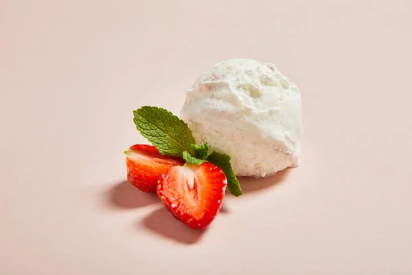 Frische leckere Eiskugel mit Erdbeere und Minze auf rosa Hintergrund — Stockfoto