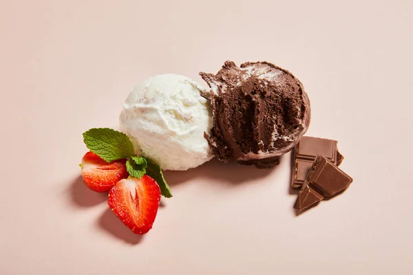 Vista superior de fresco saboroso branco e chocolate bolas de sorvete com hortelã e morango no fundo rosa — Fotografia de Stock