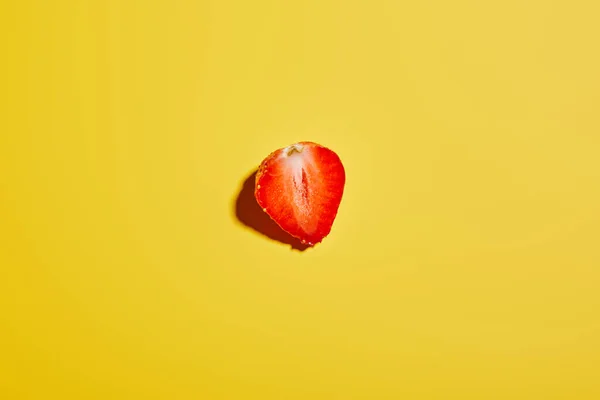 Вид зверху свіжої смачної полуниці наполовину на жовтому фоні — стокове фото