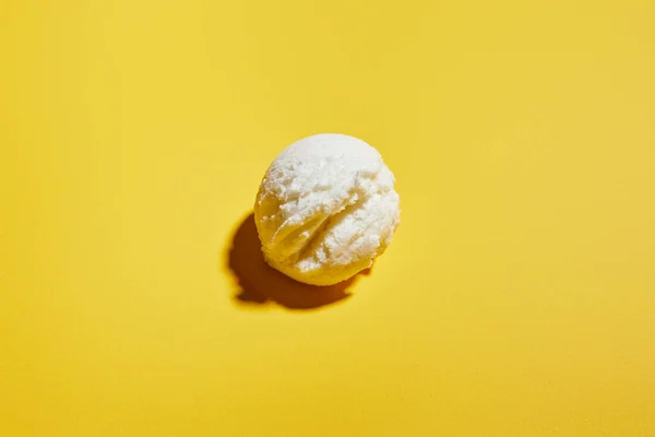 Vue de dessus de la boule de crème glacée savoureuse fraîche sur fond jaune — Photo de stock