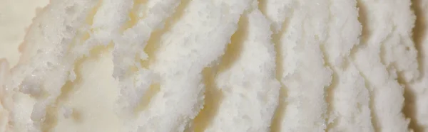 Vista superior de la bola de helado fresco sabroso con hojas de menta y fresa sobre fondo amarillo - foto de stock