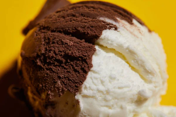 Vista da vicino del gustoso gelato marrone e bianco — Foto stock