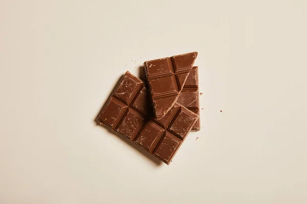 Vista dall'alto di cioccolato al latte dolce su sfondo beige — Foto stock