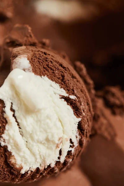 Vista de cerca de sabroso helado marrón y blanco - foto de stock