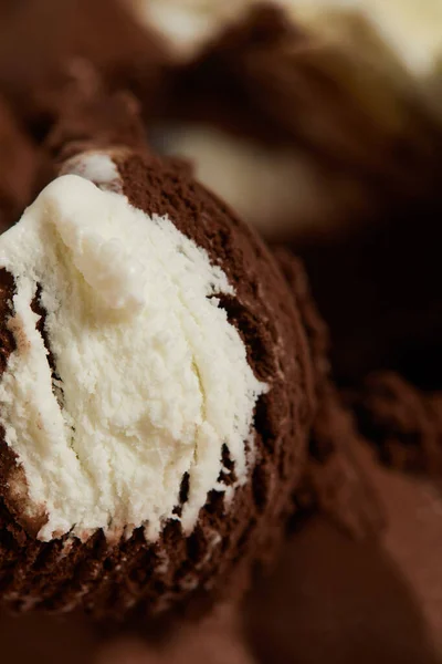 Vista de perto de sorvete marrom e branco saboroso — Fotografia de Stock