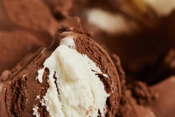 Vista de cerca de sabroso helado marrón y blanco - foto de stock