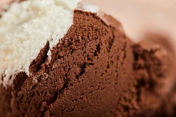 Vista da vicino del gustoso gelato marrone e bianco — Foto stock