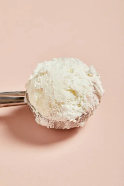 Vista de perto da bola de sorvete saborosa fresca em colher no fundo rosa — Fotografia de Stock