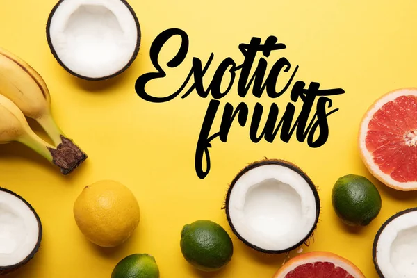 Vue de dessus des agrumes, bananes et noix de coco sur fond jaune avec illustration de fruits exotiques — Photo de stock