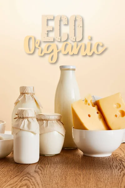 Вкусные органические молочные продукты и яйца на деревенском деревянном столе, изолированном на бежевой, органической эко-иллюстрации — стоковое фото
