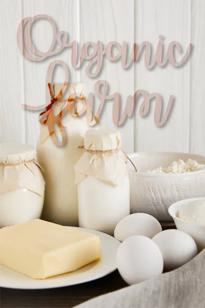 Deliziosi latticini freschi e uova su sfondo di legno bianco, illustrazione fattoria biologica — Foto stock