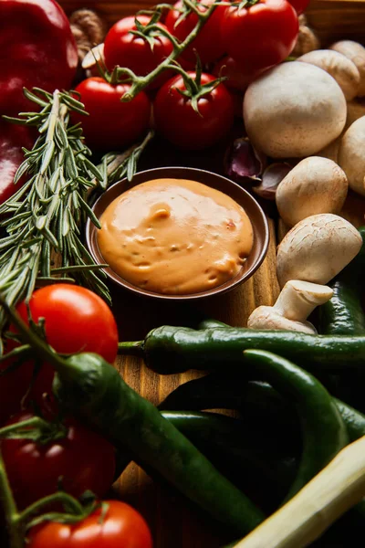 Köstliche Sauce in Schüssel in der Nähe von frischem reifem Gemüse — Stockfoto