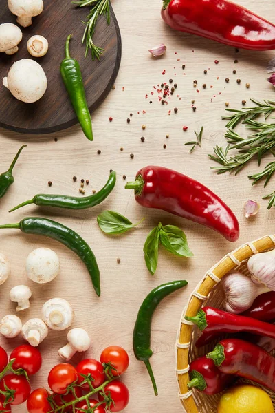 Vue de dessus de délicieux légumes frais mûrs, herbes, épices et champignons sur table en bois — Photo de stock