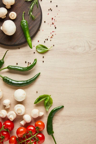 Vue de dessus de délicieux légumes frais mûrs, herbes, épices et champignons sur table en bois — Photo de stock