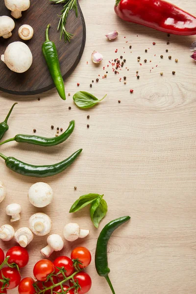 Vue de dessus de délicieux légumes frais mûrs, herbes, épices et champignons sur table en bois — Photo de stock