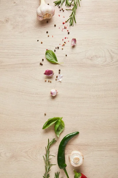 Vista superior de deliciosas hierbas y especias en la mesa de madera - foto de stock