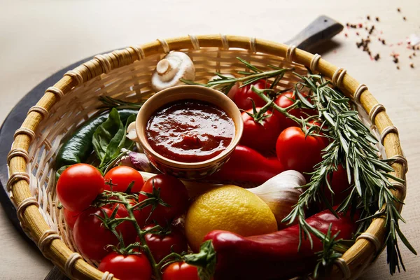 Delicioso molho de tomate com legumes frescos maduros em cesta — Fotografia de Stock