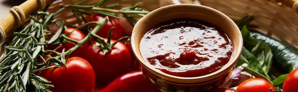Близкий вид на вкусный томатный соус со свежими зрелыми овощами в корзине, панорамный снимок — стоковое фото