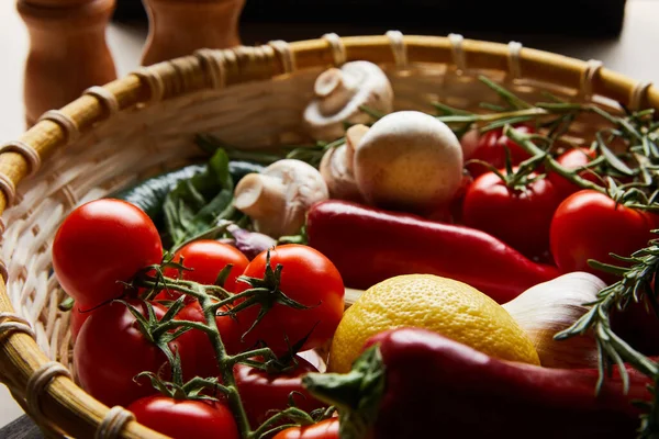 Nahsicht auf köstliches frisches reifes Gemüse im Korb — Stockfoto