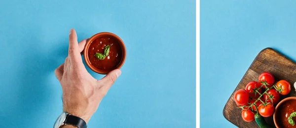 Colagem de mão masculina com delicioso molho de tomate em tigela e molho em tábua de madeira com tomates no fundo azul — Fotografia de Stock