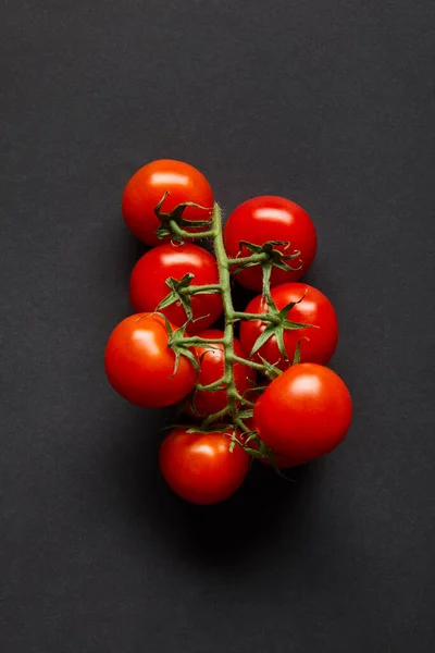 Vue de dessus des tomates cerises mûres et fraîches sur noir — Photo de stock