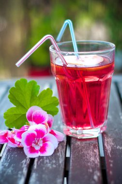 Güneşli hava için ferahlatıcı bir içecek.