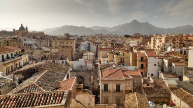 Panoramanın güzel manzarası, Palermo 'nun çatıları ve uzaktaki dağlar.