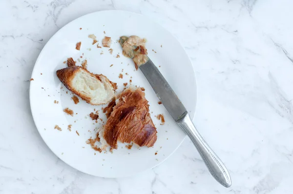 Čerstvý Domácí Croissant Nebo Sladká Snídaně Čajem — Stock fotografie