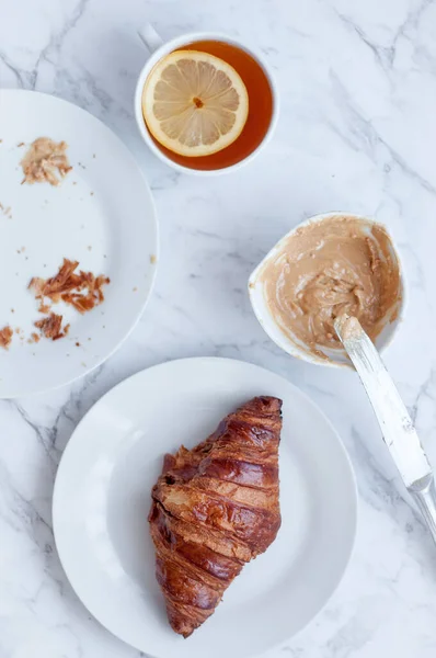 Čerstvý Domácí Croissant Nebo Sladká Snídaně Čajem — Stock fotografie